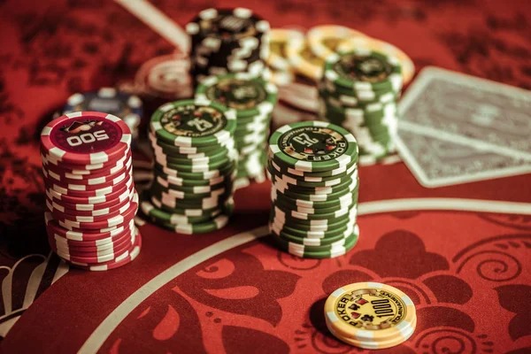 AduQ card game table layout on mcdbola